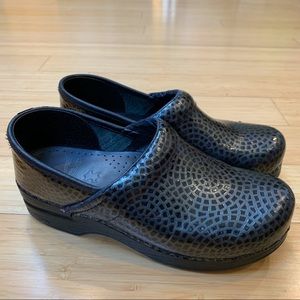 dansko blue tile